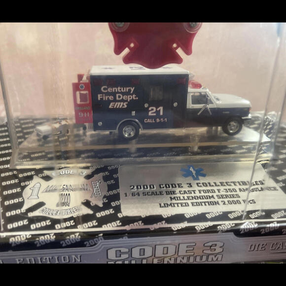 Code 3  - 1/64 ~ Millennium Series Ford F-350 Ambulance 21 (12214) - MIB - Picture 7 of 9